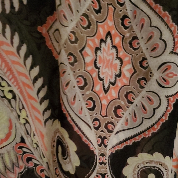 Patterned Sleeveless Top - Picture 5 of 5